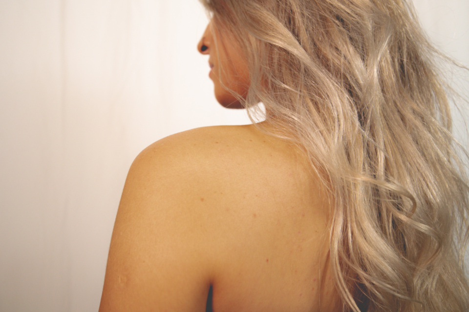 Augmentation mammaire à Agen et Toulouse - silhouette féminine élégante